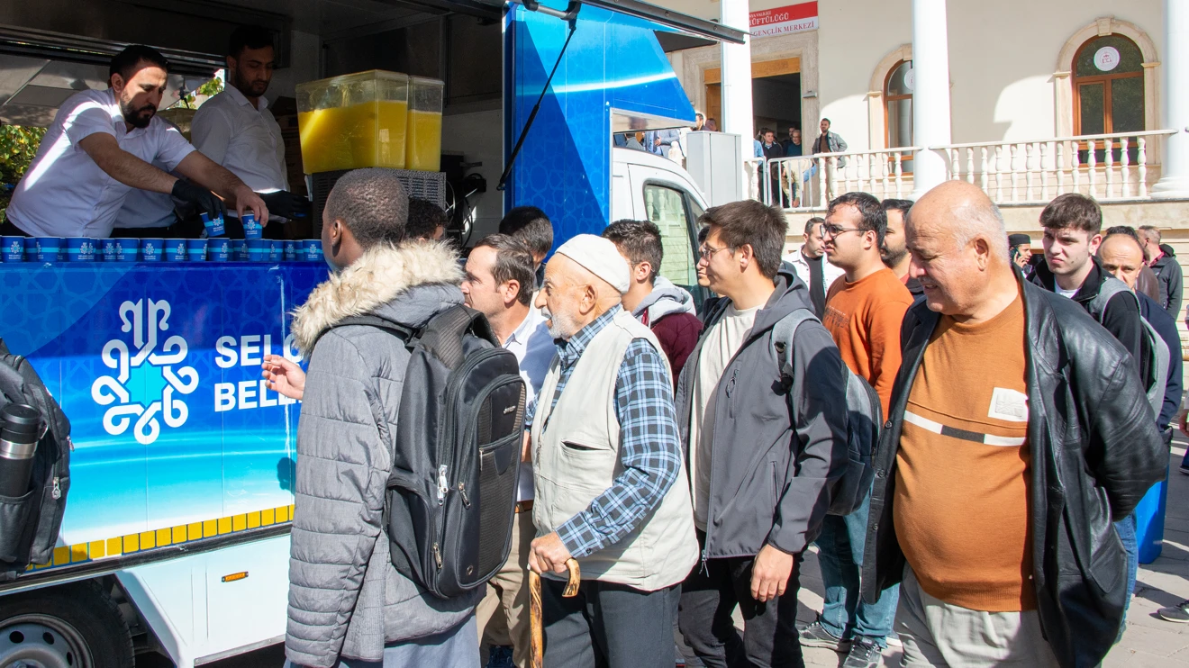 Başkan Pekyatırmacı ve Rektör Yılmaz, cuma namazı sonrası öğrenciler ve personelle buluştu